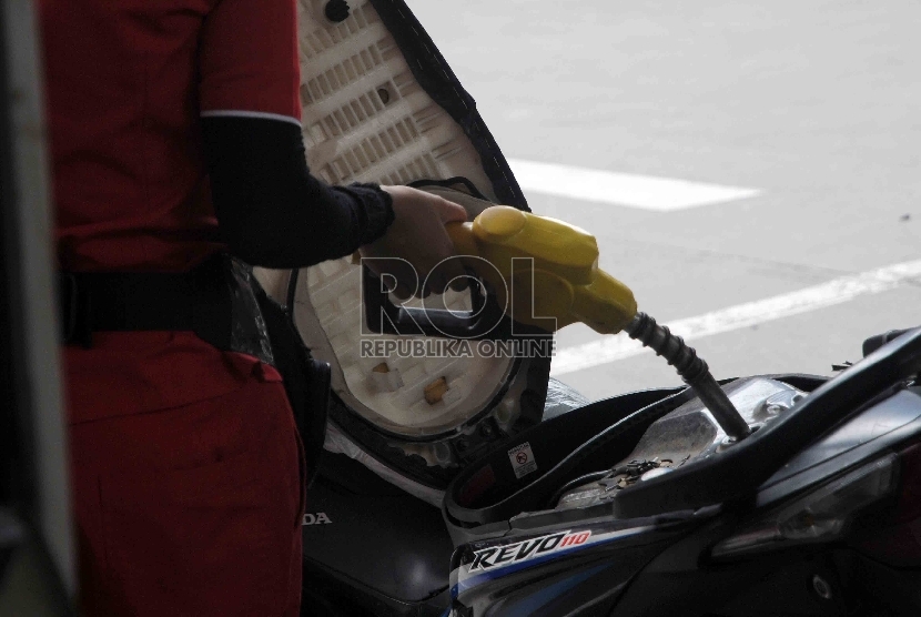  Petugas mengisi bahan bakar jenis premium di salah satu Stasiun Pengisian Bahan Bakar Umum (SPBU) di Jakarta, Rabu (30/12).