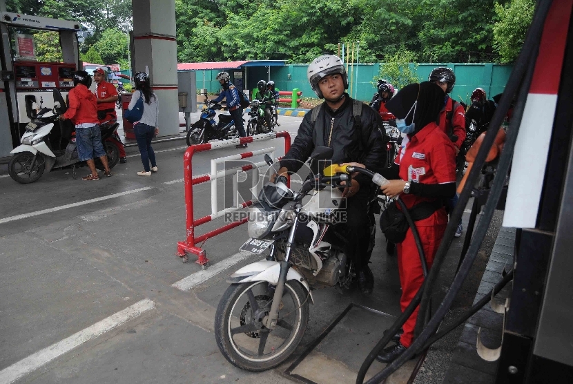 Petugas mengisi bahan bakar jenis premium di salah satu Stasiun Pengisian Bahan Bakar Umum (SPBU) di Jakarta, Rabu (30/12).
