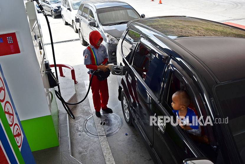 Petugas mengisi bahan bakar minyak (BBM) pada kendaraan warga di SPBU Rest Area KM 429 Tol Semarang-Solo, Ungaran, Kabupaten Semarang, Jawa Tengah, Selasa (12/6). 