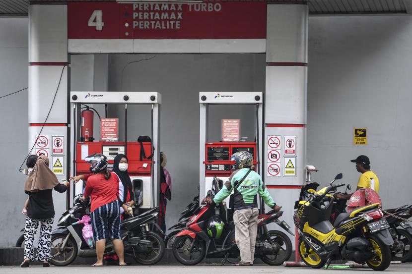 Petugas mengisi bahan bakar minyak (BBM) pengendara motor di SPBU Jakarta, Selasa (4/10/2022).