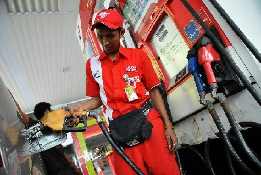Petugas mengisi bahan bakar minyak (BBM) subsidi ke kendaraan warga di sebuah SPBU di Jakarta.