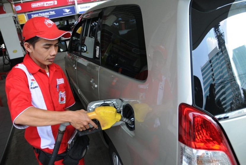 Petugas mengisi bahan bakar minyak bersubsidi ke sebuah kendaraan roda empat di Stasiun Pengisian Bahan Bakar Minyak Umum (SPBU) Jalan Rasuna Said, Kuningan, Jakarta, Jum'at (13/4).