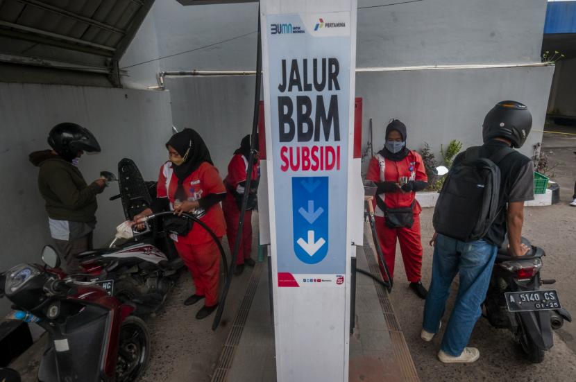 Petugas mengisi bahan bakar minyak jenis Pertalite di Rangkasbitung, Lebak, Banten, Kamis (29/9/2022). Pemerintah masih belum akan menurunkan harga jual BBM RON 90 atau Pertalite meskipun tren harga minyak dunia sudah mulai turun.