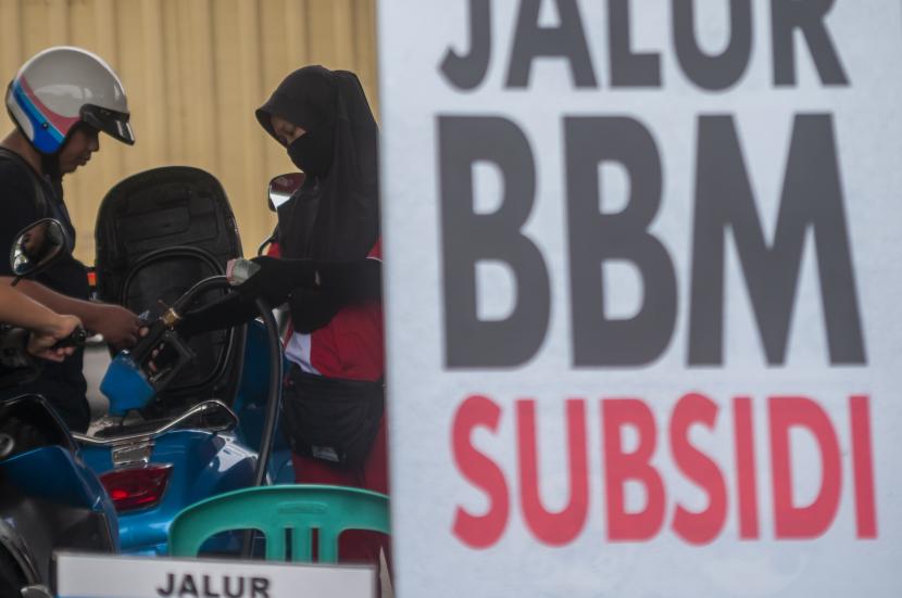 Petugas mengisi bahan bakar minyak jenis Pertalite (ilustrasi). Pertamina Patra Niaga Regional Sumbagsel menyatakan sebanyak 45 ribu kendaraan di Provinsi Kepulauan Bangka Belitung sudah terdaftar Program Subsidi Tepat, sebagai upaya penyaluran subsidi yang lebih tepat sasaran.