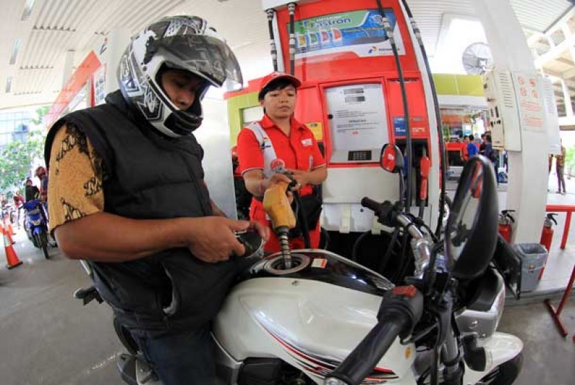 Petugas mengisi bahan bakar minyak sebuah sepeda motor di salah satu SPBU milik Pertamina di Jakarta.