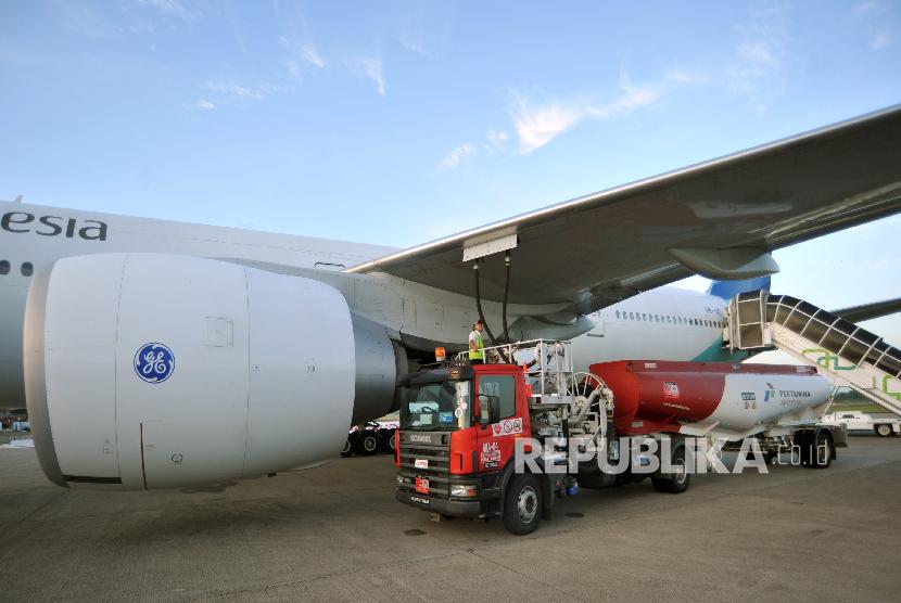 GP Mandalika Dorong Kenaikkan Konsumsi Avtur Hingga 150 Persen. Foto:  Petugas mengisi bahan bakar pesawat/avtur (ilustrasi)
