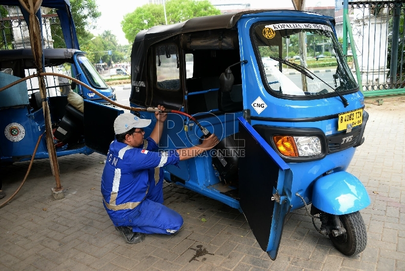 Petugas mengisi BBG ke angkutan umum bajaj?melalui Mobile Refueling Unit (MRU) milik Perusahaan Gas Negara (PGN) di kawasan Monas, Jakarta?, Senin (25/5).