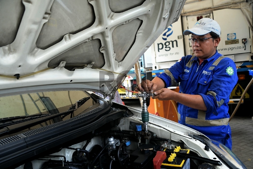 Petugas mengisi BBG ke kendaraan?melalui Mobile Refueling Unit (MRU) milik Perusahaan Gas Negara (PGN) di kawasan Monas, Jakarta?, Senin (25/5).