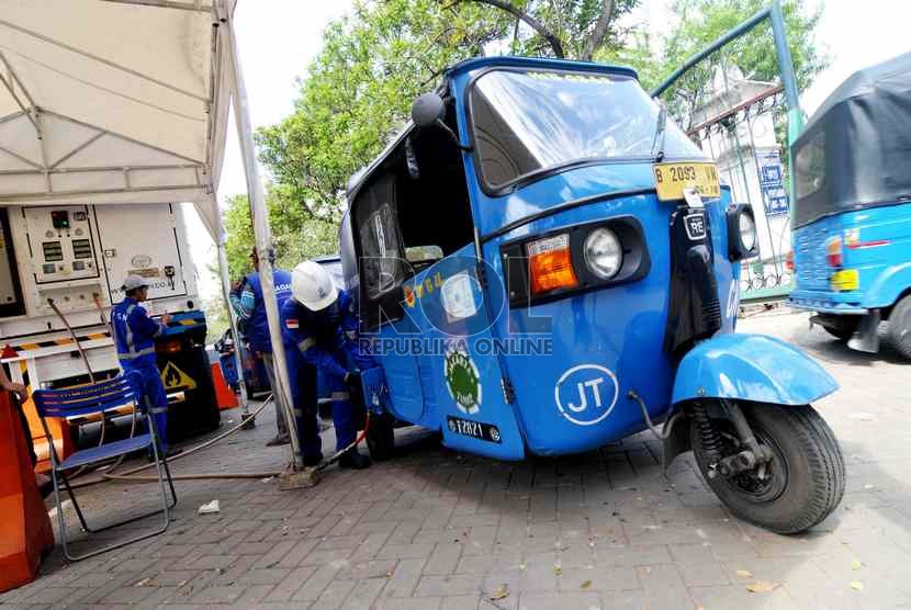  Petugas mengisi BBG kendaraan di MRU SPBG Monas, Jakarta, Jumat (20/6). ( Republika/ Wihdan)