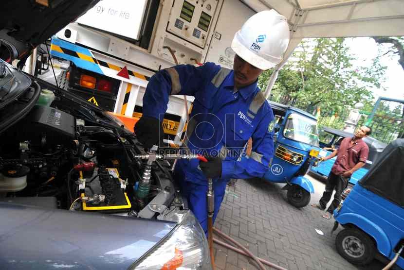  Petugas mengisi BBG kendaraan di MRU SPBG Monas, Jakarta, Jumat (20/6). ( Republika/ Wihdan)