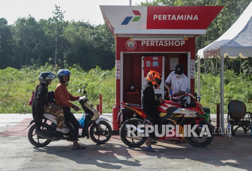 Petugas mengisi BBM di Pertashop (ilustrasi). PT Bank Syariah Indonesia Tbk (BSI) telah menyalurkan Rp 5,1 miliar untuk pembiayaan Pertashop.