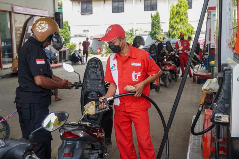 Petugas mengisi BBM ke kendaraan konsumen di SPBU (ilustrasi). Pemerintah Kabupaten Jayawijaya mengawasi penyaluran Bahan Bakar Minyak (BBM) di seluruh Agen Premium dan Solar (APMS) melalui penggunaan mesin pompa minyak atau dispenser guna mencegah penyelewengan.