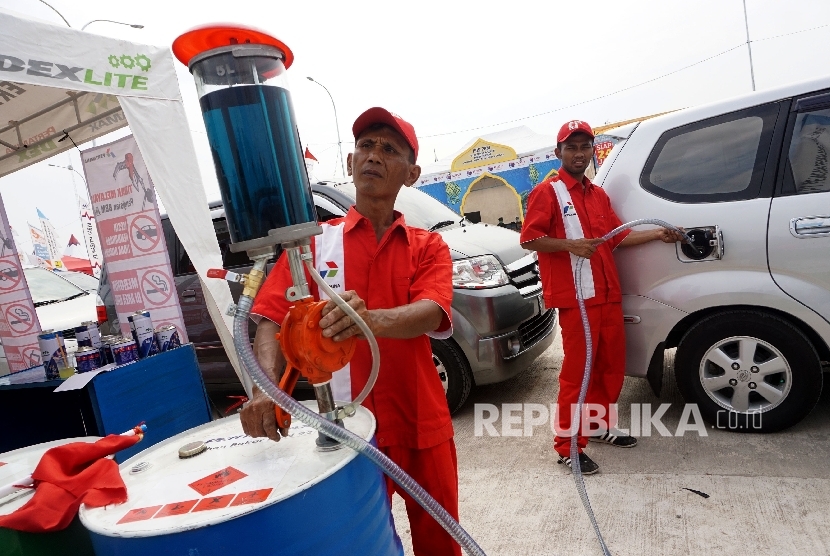  Petugas mengisi BBM kendaraan pemudik di rest area tol fungsional Brebes - Gringsing, Jateng, Rabu (21/6). 