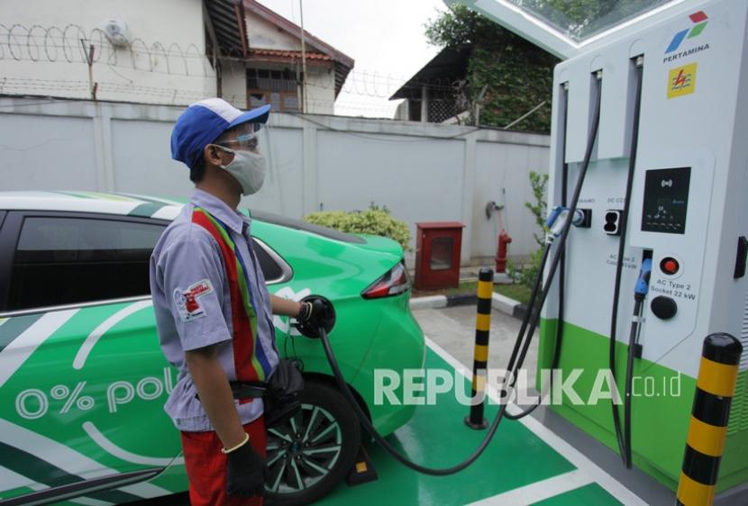Petugas mengisi daya mobil listrik di Stasiun Pengisian Kendaraan Listrik Umum (SPKLU), di kawasan Fatmawati, Jakarta, Sabtu (12/12). Kementerian Energi dan Sumber Daya Mineral (ESDM) memproyeksi sebanyak 125 ribu unit mobil listrik dan 1,34 juta unit motor listrik bisa mengaspal pada tahun 2021 ini. 