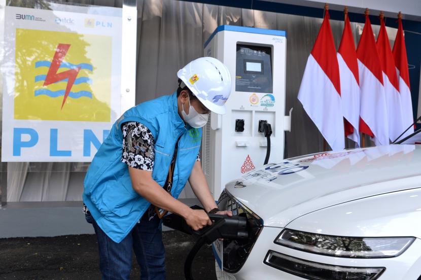 Petugas mengisi daya mobil listrik di Stasiun Pengisian Kendaraan Listrik Umum (SPKLU) Ultra Fast Charging, Central Parking Nusa Dua, Badung, Bali, Jumat (25/3/2022). 