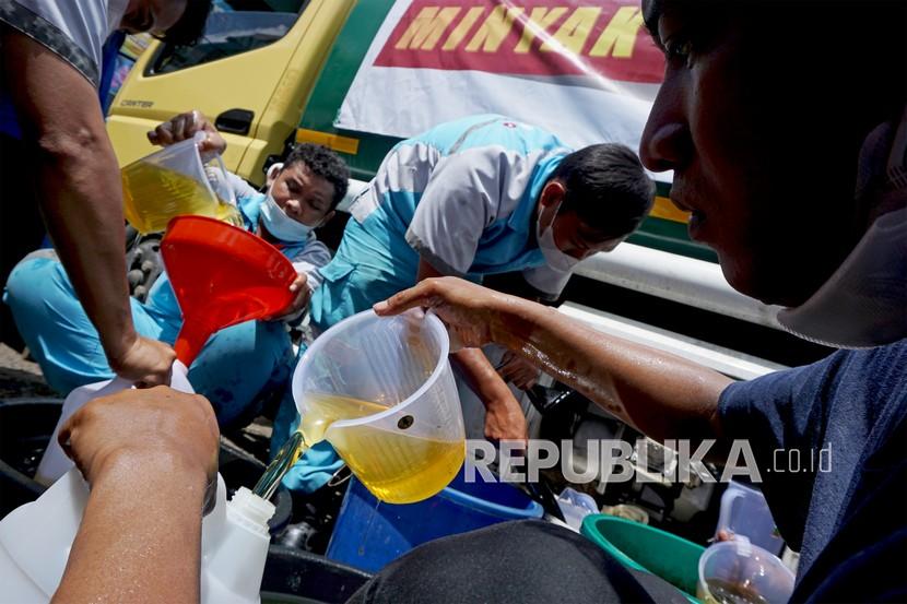 Petugas mengisi jeriken dengan minyak goreng curah murah (ilustrasi). Kepolisian mengawal penjualan minyak goreng curah di Kota Mataram, NTB, Sabtu (5/3/2022). 
