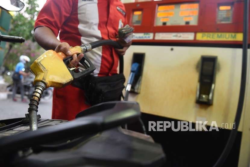 Petugas mengisi premium ke dalam sepeda motor di salah satu SPBU di Jakarta, Rabu (10/10).