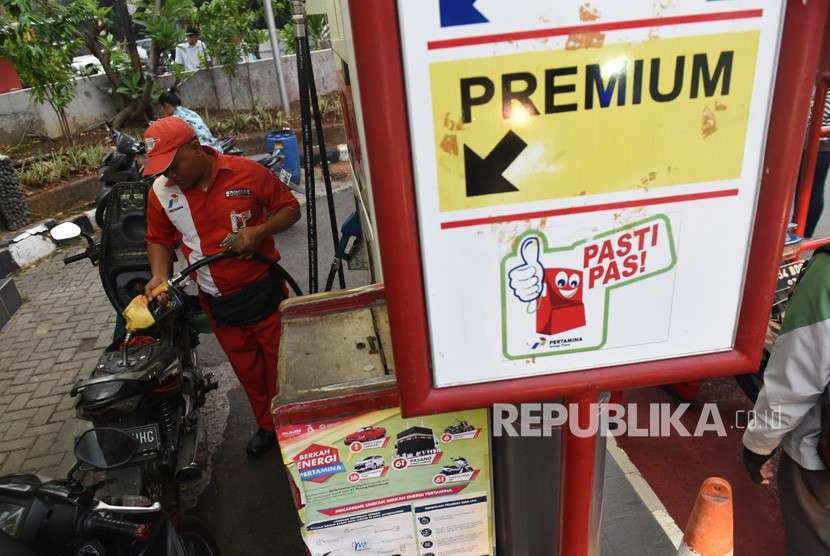 Petugas mengisi premium ke dalam sepeda motor di salah satu SPBU di Jakarta, Rabu (10/10).