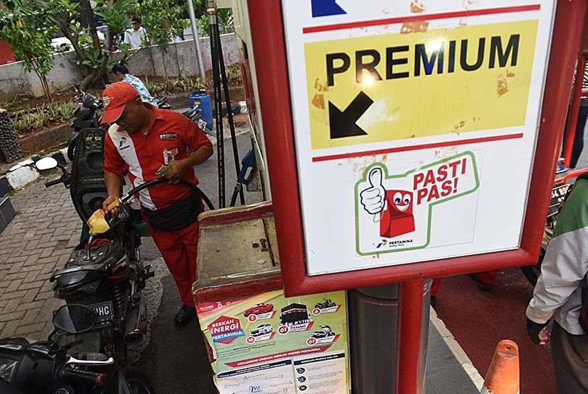 Petugas mengisi premium ke dalam sepeda motor di salah satu SPBU di Jakarta, Rabu (10/10). 