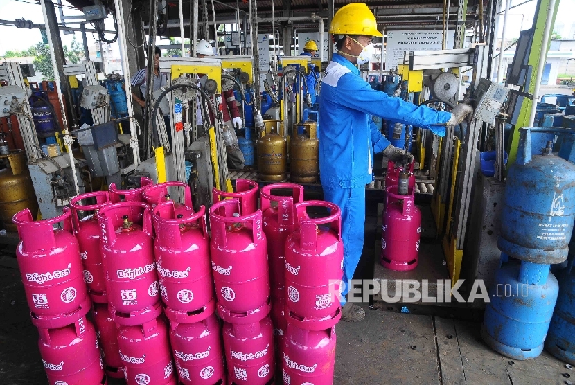  Petugas mengisi tabung Bright Gas di stasiun pengisian bulk elpiji PT Pertamina di Plumpang, Jakarta, Jumat (13/5). (Republika/Agung Supriyanto)