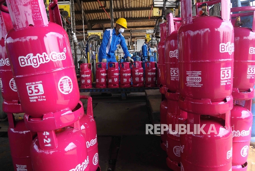 Petugas mengisi tabung Bright Gas di stasiun pengisian bulk elpiji PT Pertamina di Plumpang, Jakarta, Jumat (13/5).   (Republika/Agung Supriyanto) 