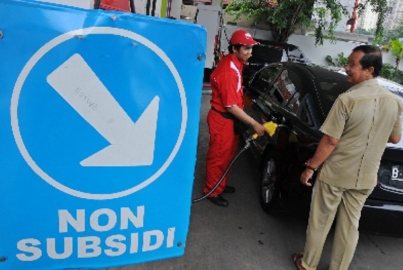  Petugas mengisikan bahan bakar minyak (BBM) bersubsidi atau premium pada mobil mewah di sebuah SPBU (ilustrasi).