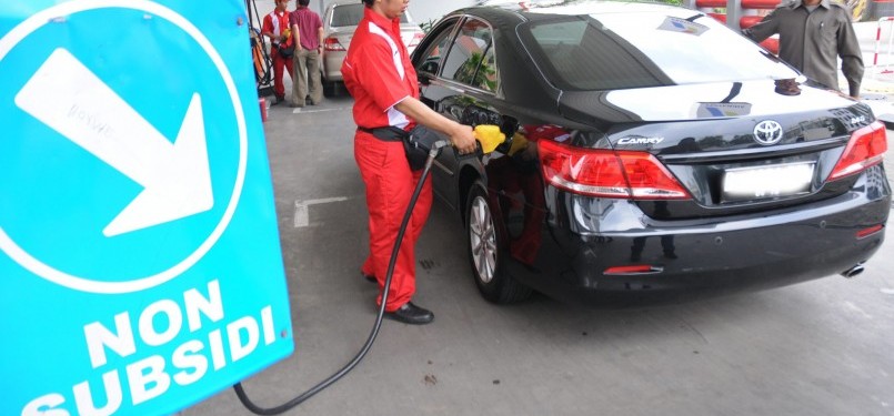 Petugas mengisikan bahan bakar minyak (BBM) bersubsidi atau premium pada mobil mewah di sebuah stasiun pengisian BBM umum (SPBU) di Cikini, Jakarta Pusat, Senin (2/4). (Republika/Aditya Pradana Putra)