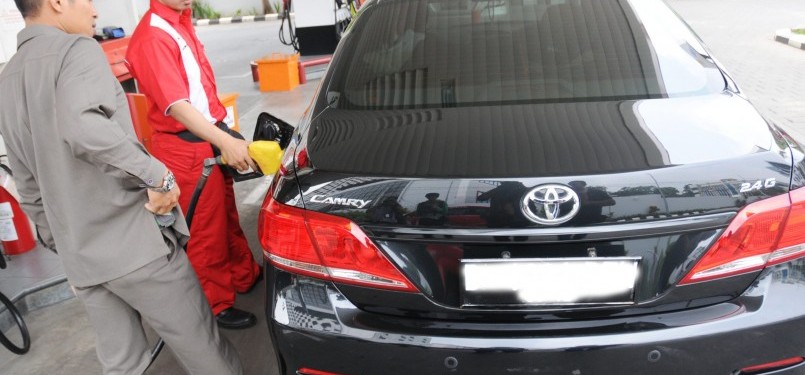 Petugas mengisikan bahan bakar minyak (BBM) bersubsidi pada mobil mewah di sebuah stasiun pengisian BBM umum (SPBU). ilustrasi