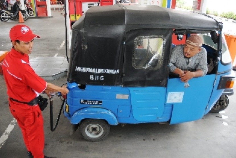 Petugas mengisikan bahan bakar minyak (BBM) Pertamax pada sebuah angkutan Bajaj di sebuah stasiun pengisian BBM umum (SPBU) di Cikini, Jakarta Pusat, Senin (2/4). 