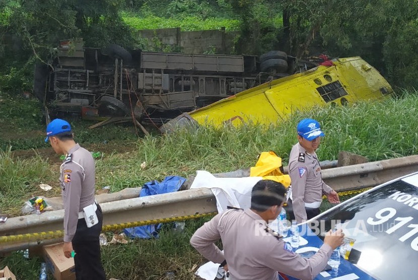 Petugas mengolah tempat kejadian perkara kecelakaan bis PO Arimbi (Bima Suci) di KM 70 tol Cipularang B, Kabupaten Purwakarta, Senin (28/1).