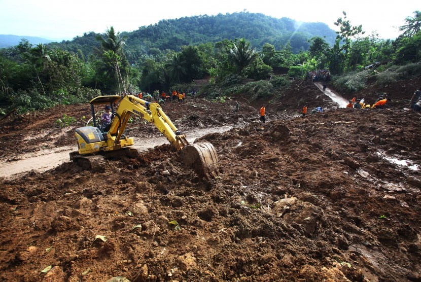 Petugas mengoperasikan alat berat guna mencari korban tanah longsor di Caok, Karangrejo, Loano, Purworejo, Jateng, Senin (20/6). 