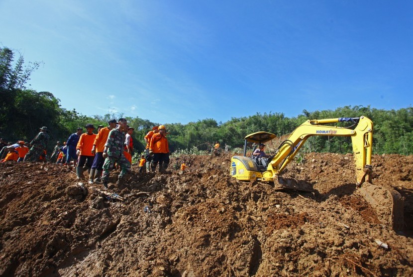 Petugas mengoperasikan alat berat guna mencari korban tanah longsor di Caok, Karangrejo, Loano, Purworejo, Jateng, Senin (20/6).