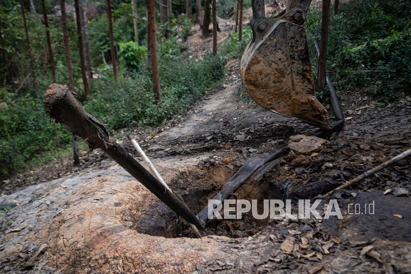 Petugas mengoperasikan alat berat untuk menimbun sumur minyak ilegal di Musi Banyuasin (Muba), Sumatera Selatan. ilustrasi
