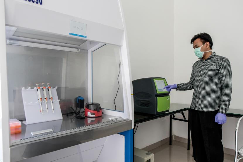 Petugas mengoperasikan alat tes Polymerase Chain Reaction (PCR) di Klinik Kesehatan milik Dinas Kesehatan Provinsi Kepualauan Bangka Belitung di Pangkal Pinang, Rabu (22/4/2020). Pengoperasian alat PCR yang dapat memeriksa 1.000 sampel tersebut, diharapkan dapat lebih cepat mengetahui hasil pemeriksaan pasien yang diduga terinfeksi virus corona atau COVID-19 di Provinsi Kepulauan Bangka Belitung