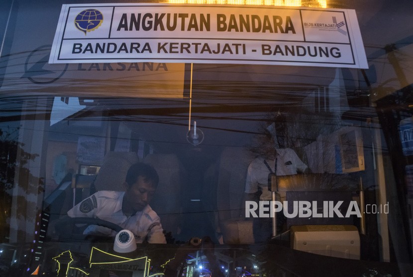 Petugas mengoperasikan bus Damri yang menuju Bandara Kertajati di terminal Damri Kebon Kawung, Bandung. Masyarakat menilai tarif Damri Bandara Kertajati masih terlalu mahal.
