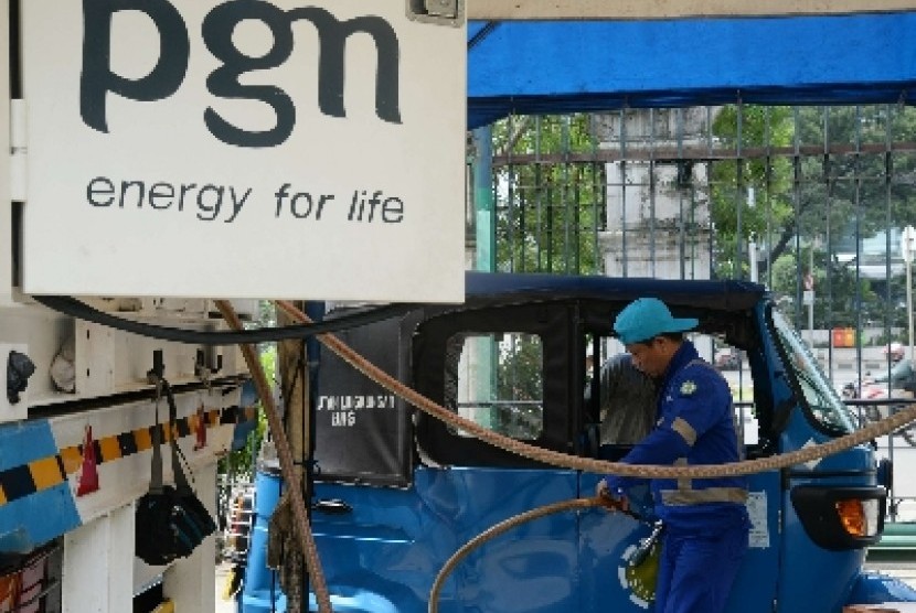  Petugas mengoperasikan mobile refueling unit (MRU) di pengisian gas PT PGN, Jakarta, Jumat (6/3).