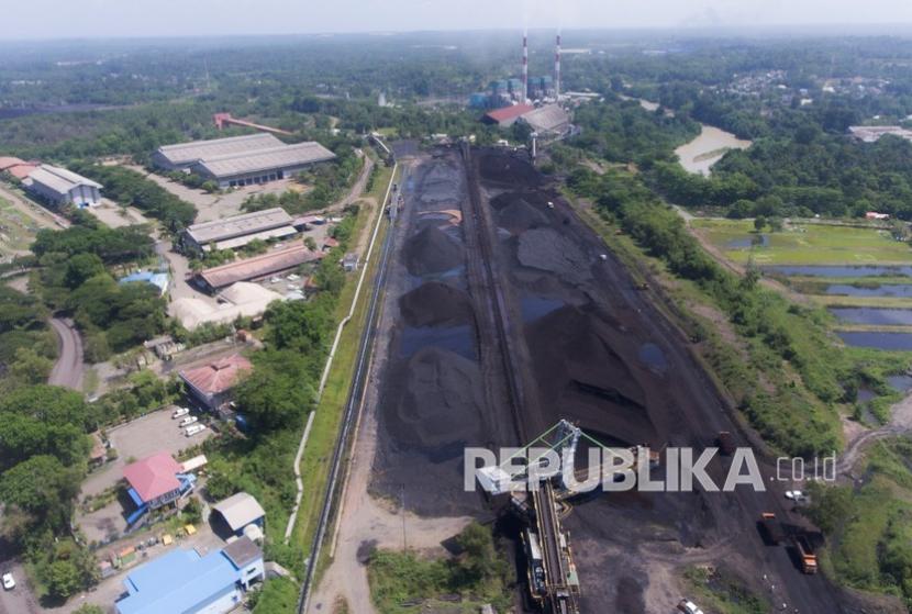 Petugas mengoperasikan stekker recliming untuk memindahkan batubara ke conveyor belt di kawasan tambang batubara airlaya milik PT Bukit Asam Tbk di Tanjung Enim, Muara Enim, Sumatera Selatan, Selasa (16/11/2021). PT Bukit Asam Tbk menargetkan produksi batubara hingga akhir 2021 sebanyak 30 juta ton.
