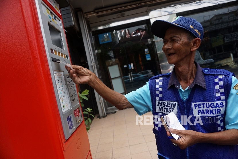  Petugas mengoprasikan mesin parkir elektronik di Jalan Pintu Air, Jakarta, Rabu (22/3). 