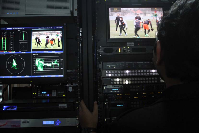 Petugas mengoprasikan ruang server utama utama penyiaran salah satu stasiun tv, Jakarta, Kamis (12/6).