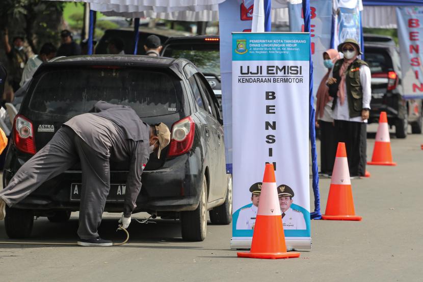 Petugas menguji emisi kendaraan roda empat di Jalan Jendral Sudirman, Kota Tangerang, Banten. DLH Tangerang sebut selama tiga hari ada 238 kendaraan yang tidak lulus uji emisi.