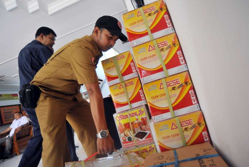 Petugas mengumpulkan bantuan paket rendang di posko bantuan bencana gempa dan tsunami Palu dan Donggala, di Kantor Badan Penanggulangan Bencana Daerah (BPBD) Sumatera Barat, di Padang, Senin (1/10).