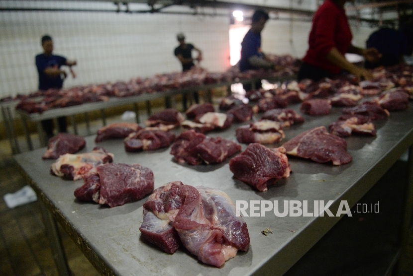 Petugas mengumpulkan daging hewan kurban di Rumah Pemotongan Hewan (RPH) PD. Dharma Jaya, Cakung, Jakarta Timur, Jumat (1/9). 