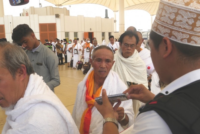 Petugas mengumpulkan paspor jamaah haji Indonesia gelombang II di Bandara Internasional King Abdul Aziz Jeddah