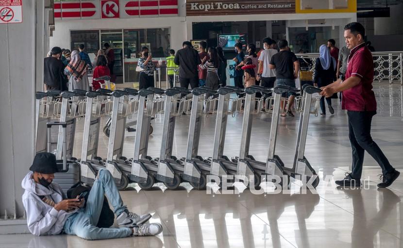Petugas mengumpulkan troli di terminal keberangkatan di Bandar Udara Internasional Sultan Hasanuddin, Maros, Sulawesi Selatan, Sabtu (12/2/2022). PT Angkasa Pura I menaikkan aiport tax di Bandara Sultan Hasanuddin. 