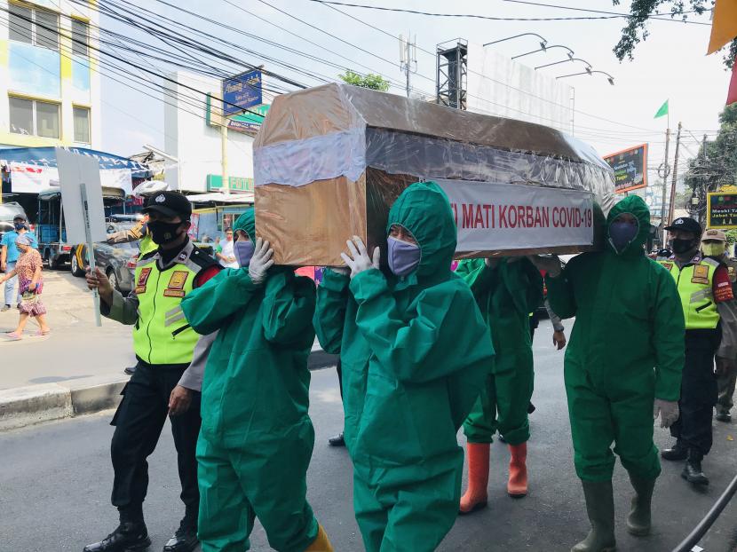 Petugas mengusung peti mati saat sosialisasi bahaya Covid-19 di Pasar Pondok Labu, Kecamatan Cilandak, Jaksel pada Rabu (9/9) pagi WIB.