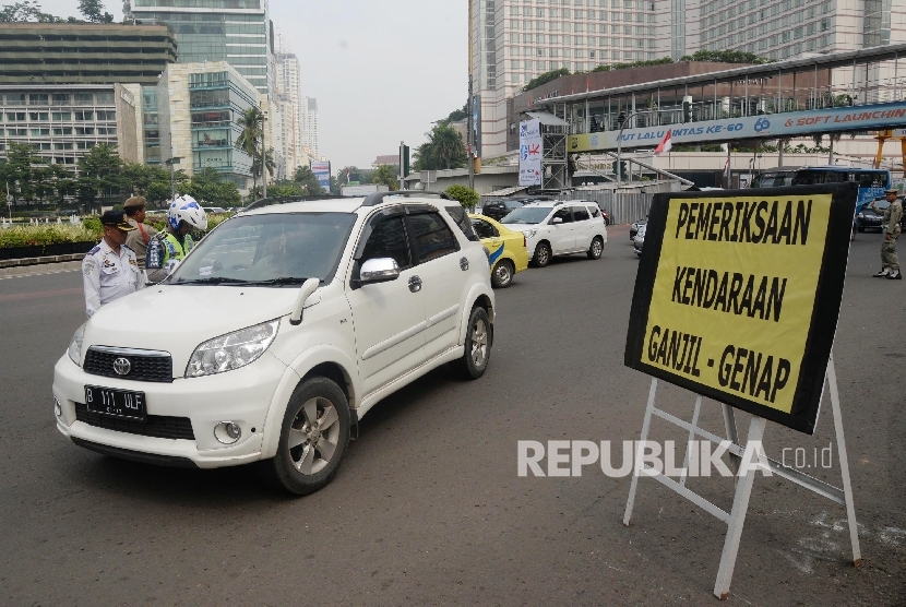 Pelaksanaan pembatasan kendaraan sistem ganjil genap di MH Thamrin, Jakarta Pusat