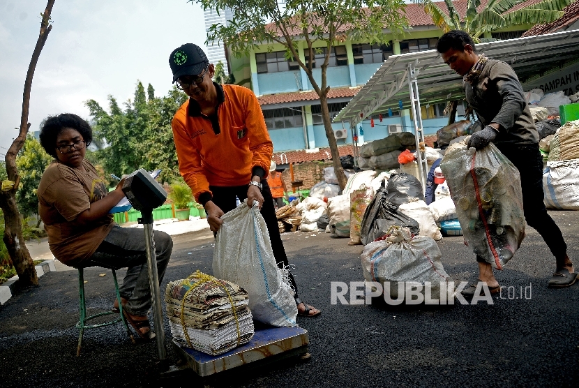 Petugas menimbang sampah di Bank Sampah (Ilustrasi)