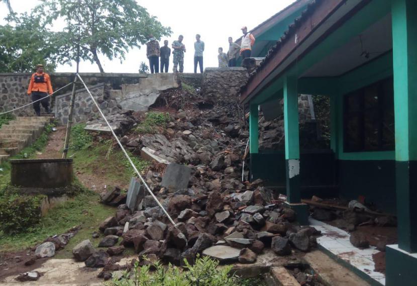 Petugas meninjau kondisi ruang kelas SDN Tirtayasa di Kecamatan Tamansari, Kota Tasikmalaya, Kamis (24/11/2022). Ruang kelas di sekolah itu dilaporkan tertimpa TPT ambruk pada Rabu (23/11/2022) sore. 