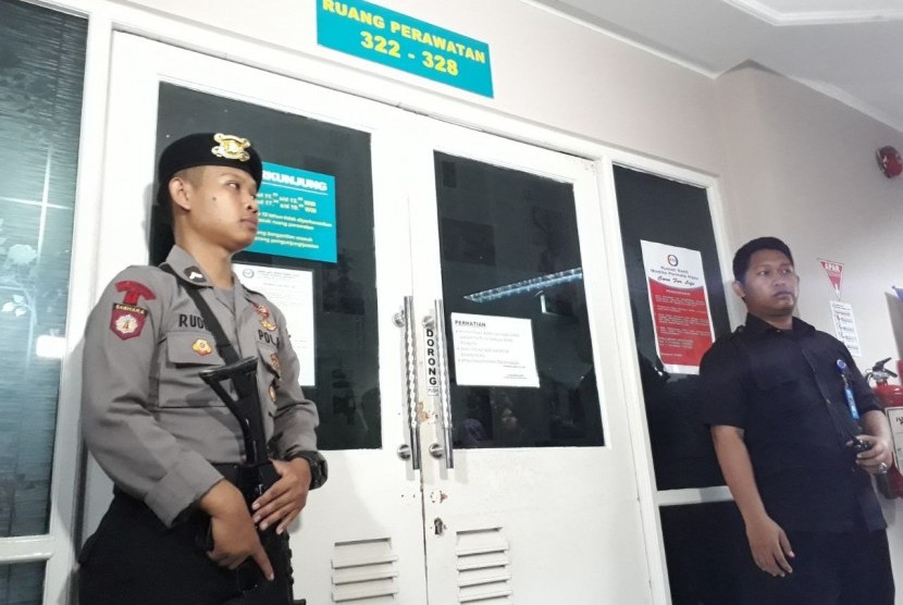 Petugas menjaga ketat pintu masuk ruang perawatan 323-328 di lantai 3 RS Madika Permata Hijau, tempat Setya Noanto dirawat pascatabrakan, Kamis (16/11) 