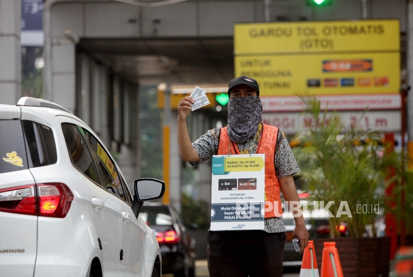  Petugas menjajakan Kartu Pembayaran Tol Non Tunai di gerbang Tol Senayan, Jakarta. ilustrasi